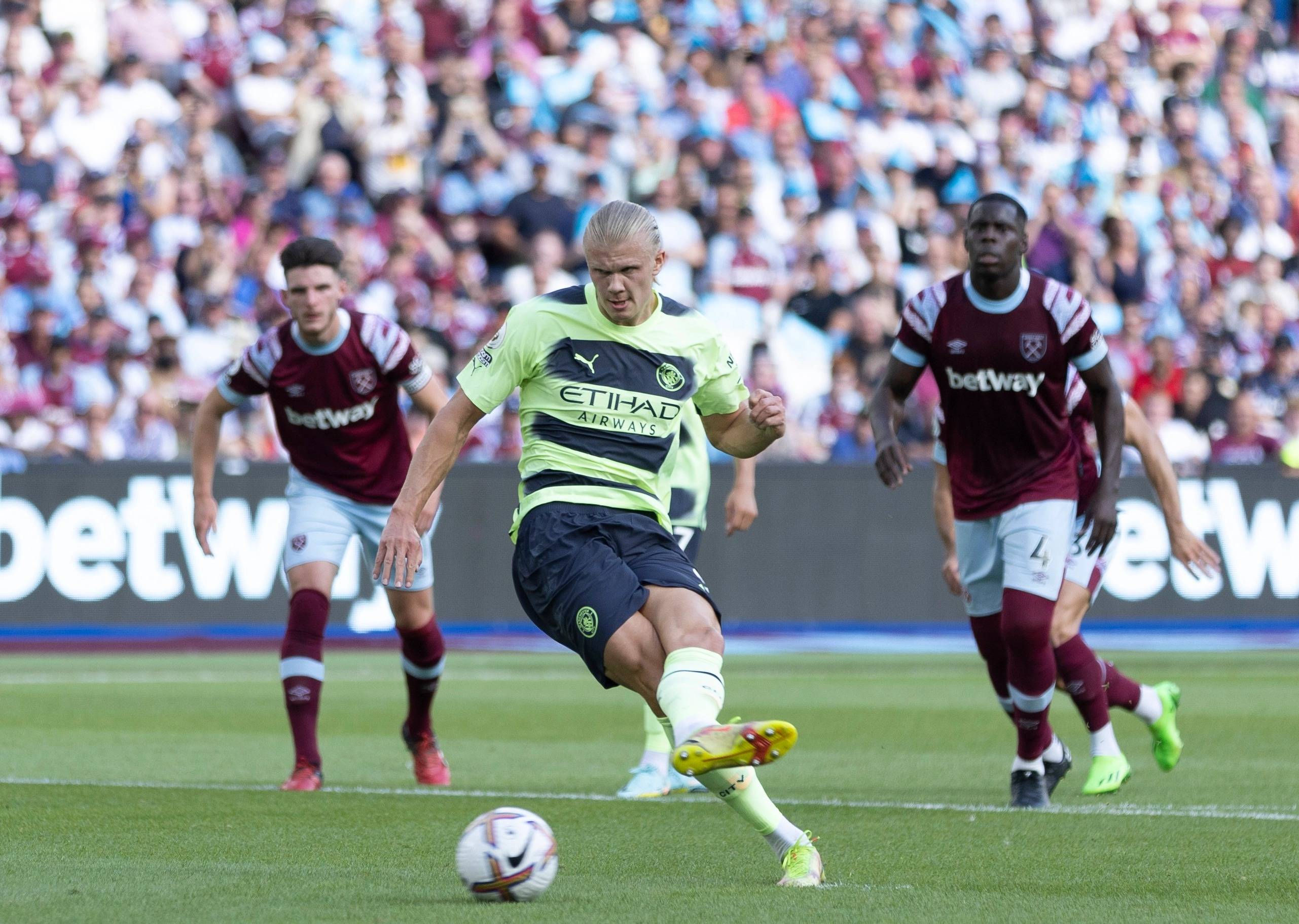 开云体育-巴塞罗那不断突破！，哈兰德连续三场比赛得分超过晋级下一阶段赛场气氛高涨-开云体育