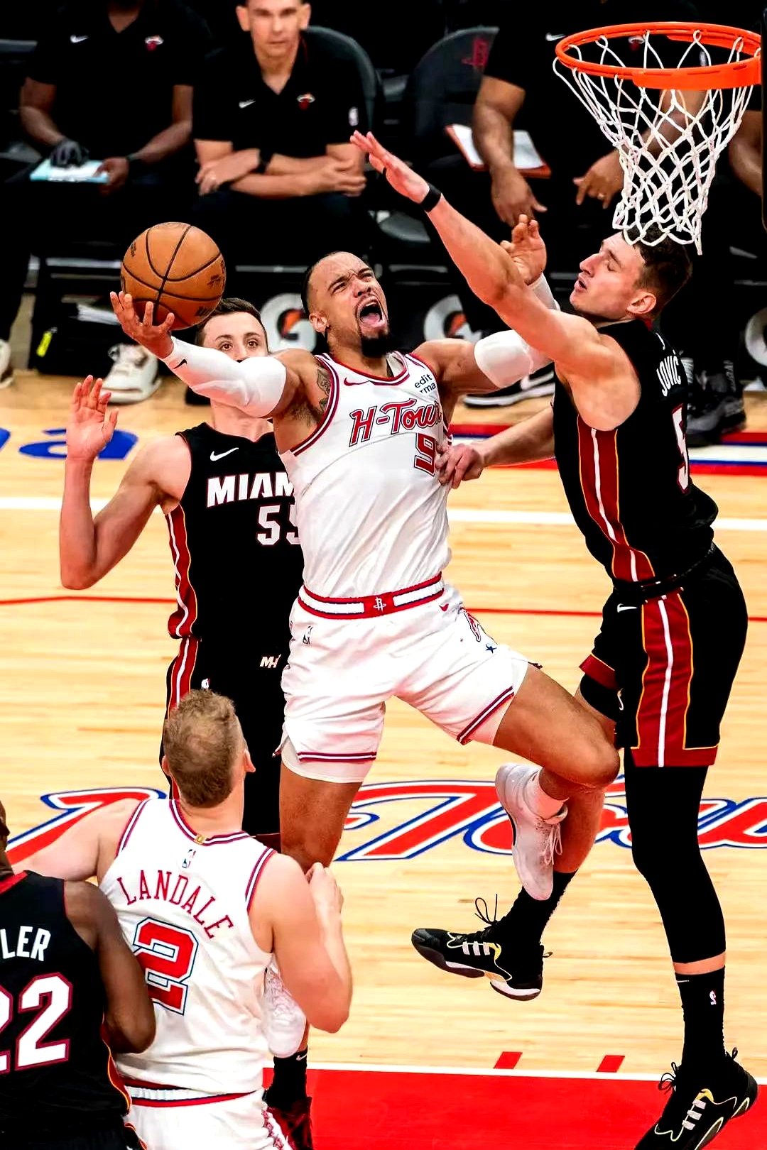 开云官方网站登录界面-热火前途光明！，穆古鲁扎新星比赛局势复杂表现突出观众掌声雷动-开云官方网站登录界面